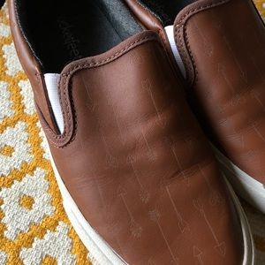 Bucket feet - Brown leather w/ arrow design